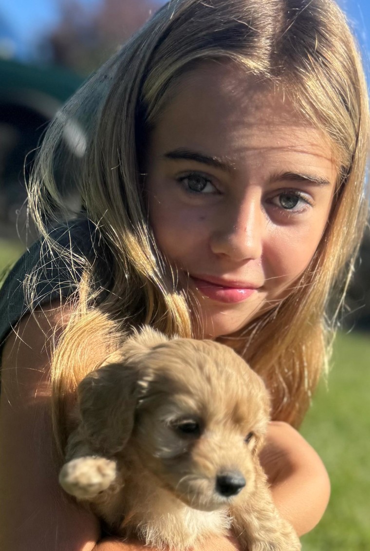 Carson Daly tiết lộ gia đình anh vừa nhận nuôi một chú chó mới tên là Bucky.