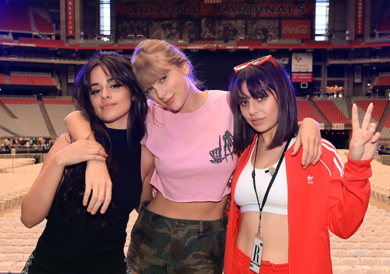 Camila Cabello, Taylor Swift e Charli XCX antes da noite de abertura da Reputation Tour 2018 de Swift em 8 de maio de 2018 em Glendale, Arizona 