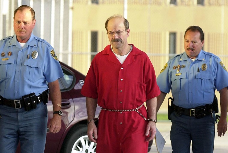 Dennis L. Rader fora do Centro Correcional El Dorado em 19 de agosto de 2005 em El Dorado, Kansas. 