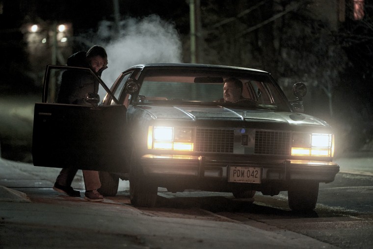 Brandon McEwan como Robert Piest e Michael Chernus como John Wayne Gacy em 