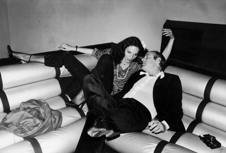 La diseñadora de ropa Diane Von Furstenberg descansa íntimamente con su novio, el magnate de los medios Barry Diller, en Studio 54.