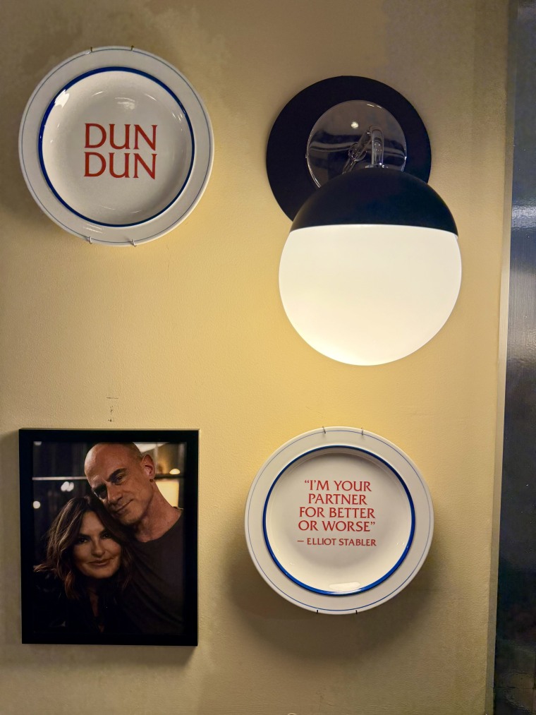 Benson e estável na parede no 'Dun Dun Diner'