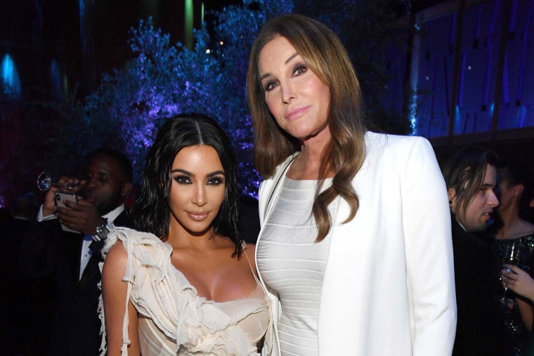 Kim Kardashian West e Caitlyn Jenner na festa do Oscar da Vanity Fair 2020 em 9 de fevereiro de 2020 em Beverly Hills.