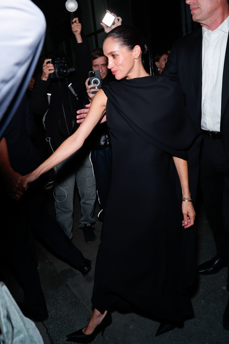 Meghan Markle, duquesa de Sussex, é vista deixando o Balenciaga Diner em 04 de outubro de 2025 em Paris, França.