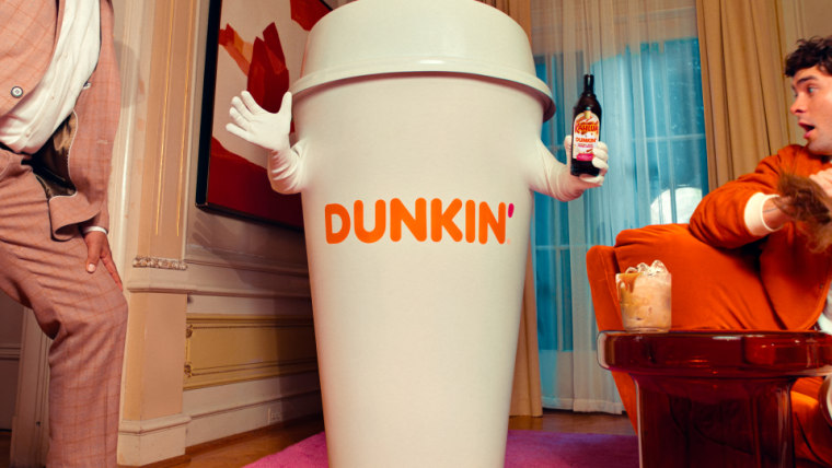 Uma cena do novo comercial do Kahlúa Dunkin' Caramel Swirl Cream Liqueur.