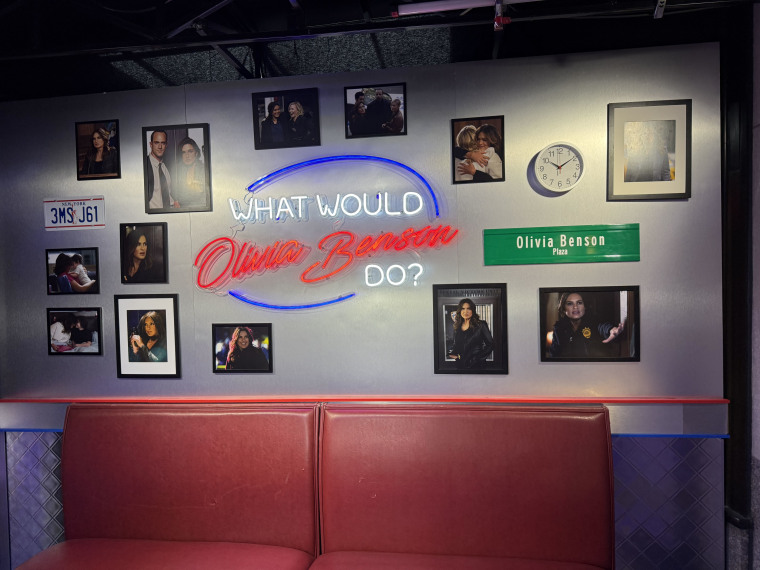 Olivia Benson Photo-Op em 'Dun Dun Diner'
