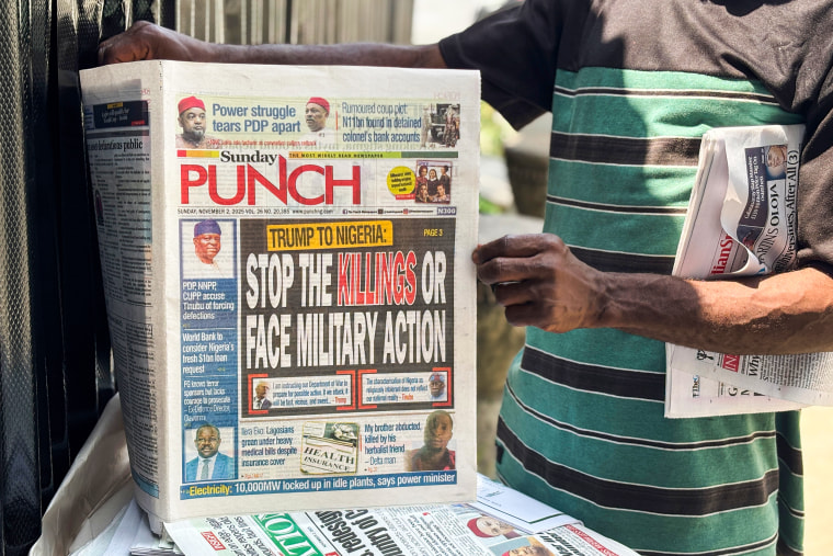 Um vendedor vende jornais locais com manchetes referentes aos comentários do presidente dos EUA, Donald Trump, sobre a Nigéria.