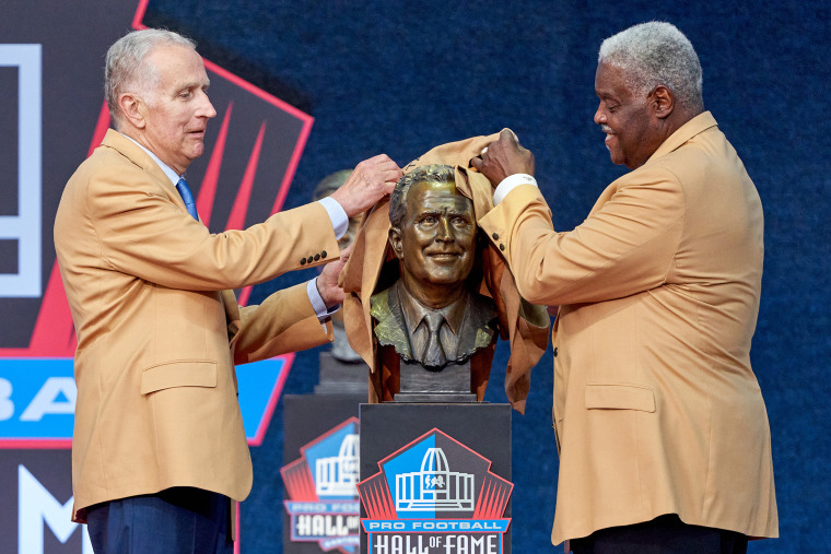 NFL former commissioner and 2020 Class member Paul Tagliabue and presenter Art Shell unveil the bust of Tagliabue.