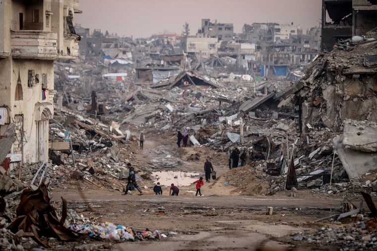 Warga Palestina menanggung kondisi yang keras di tengah puing-puing Gaza