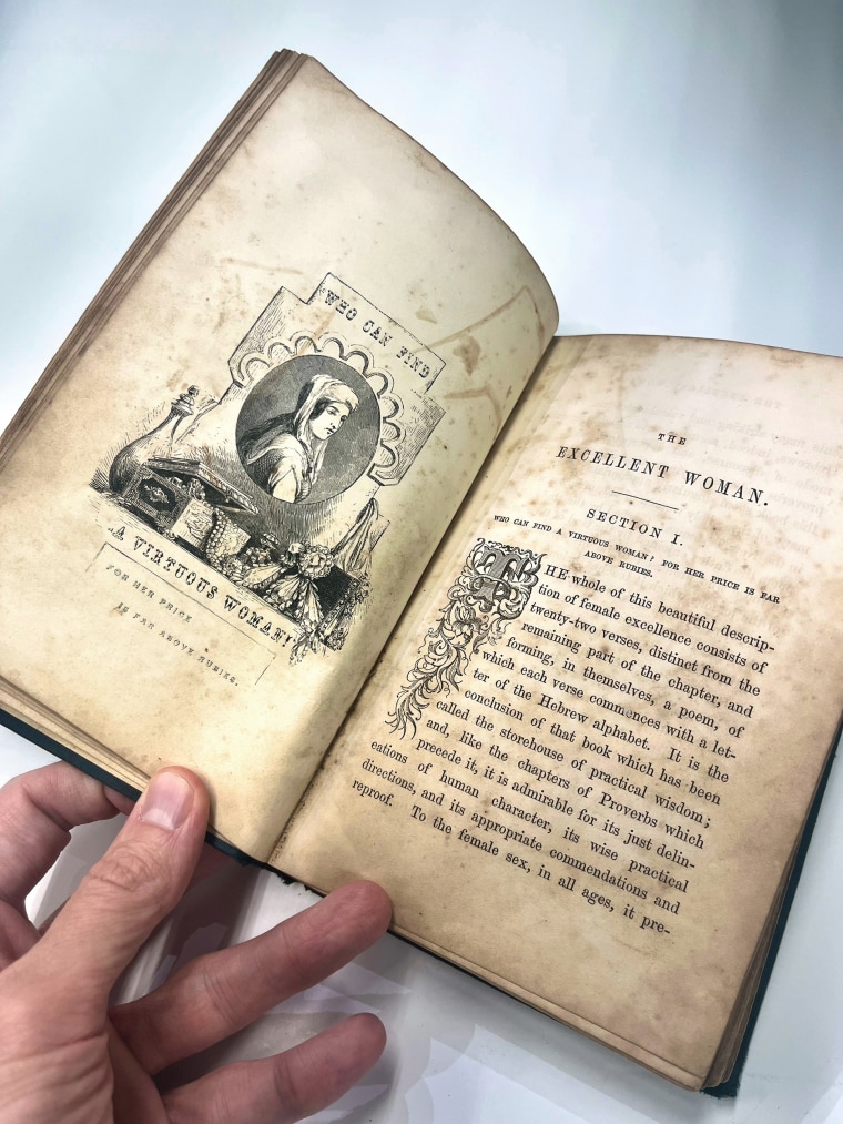 Libro de la Biblioteca Hamilton “La excelente esposa”.