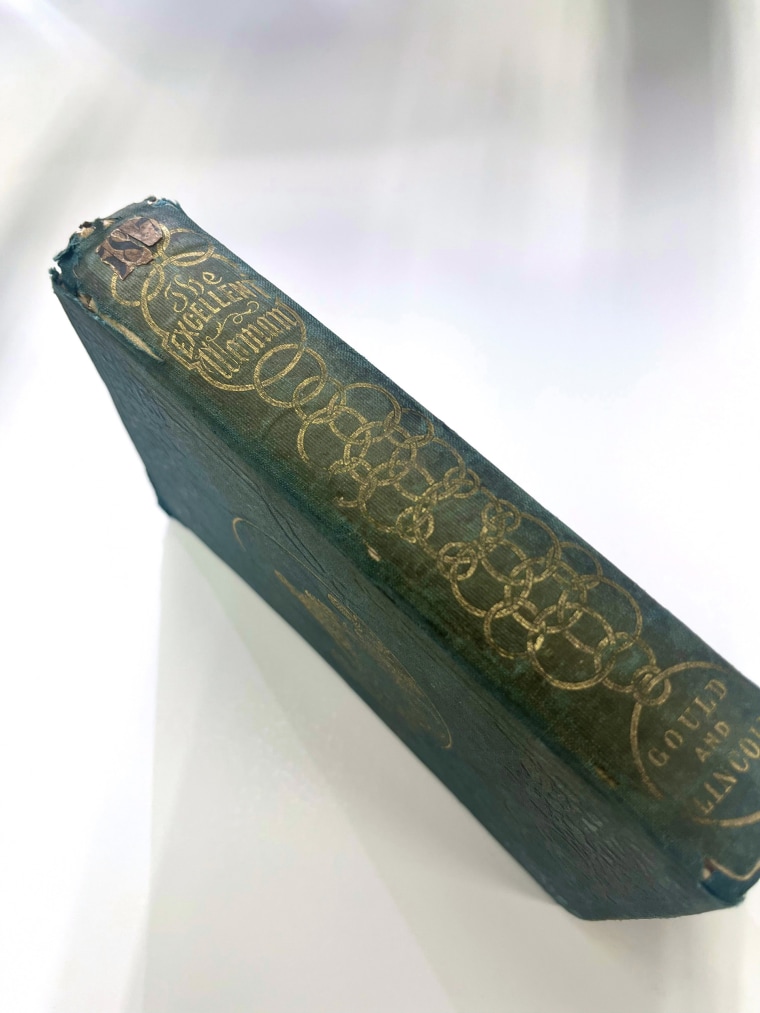 “La mujer excelente” de Anne Pratt, libro de la Biblioteca Hamilton.