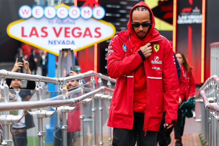Image: F1 Grand Prix of Las Vegas - Lewis Hamilton