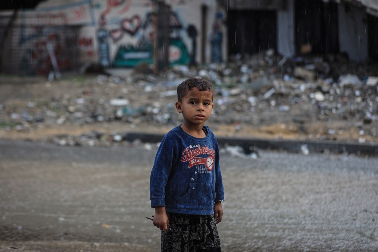 Heavy rainfall in Gaza flooded the tents of Palestinians