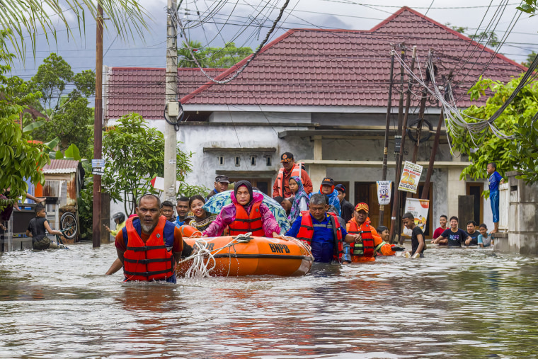 Image: TOPSHOT-INDONESIA-FLOOD-LANDSLIDE-WEATHER