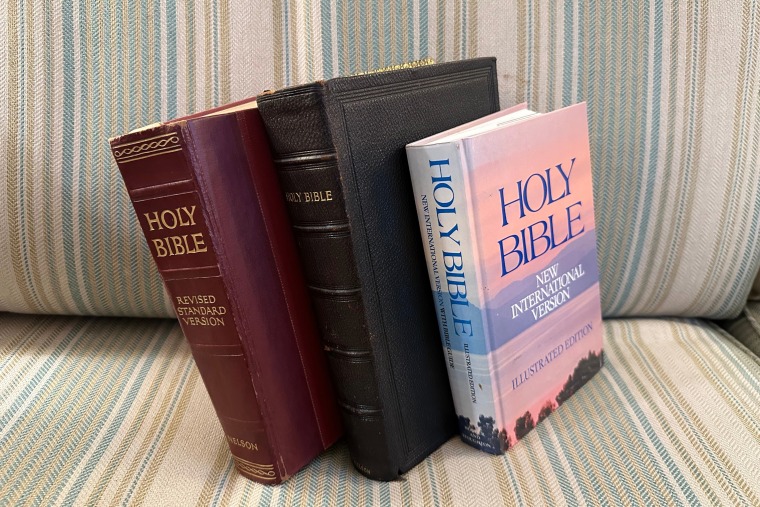 Tres diferentes ediciones en inglés de la Biblia.