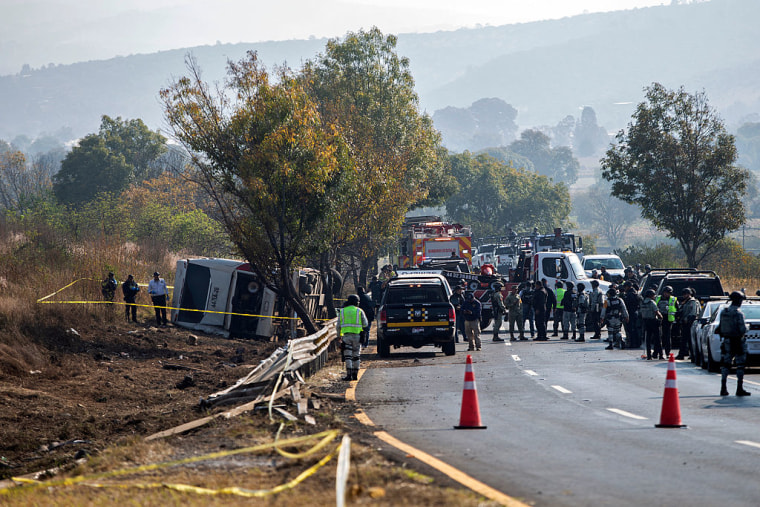 Siete muertos y 20 heridos en volcadura de autobús de pasajeros en el ...