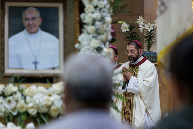 El obispo Daniel Flores durante una ceremonia en honor al recién fallecido papa Francisco en abril de 2025, en la basílica San Juan del Valle, Texas.