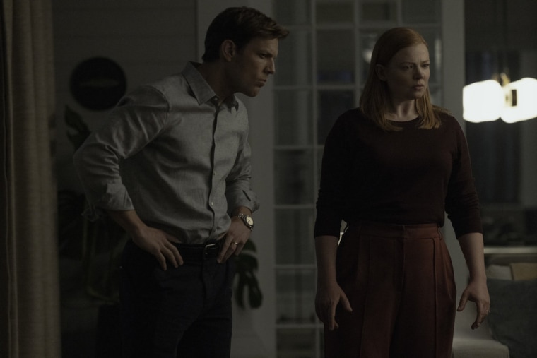 Jake Lacy como Peter e Sarah Snook como Marissa em 