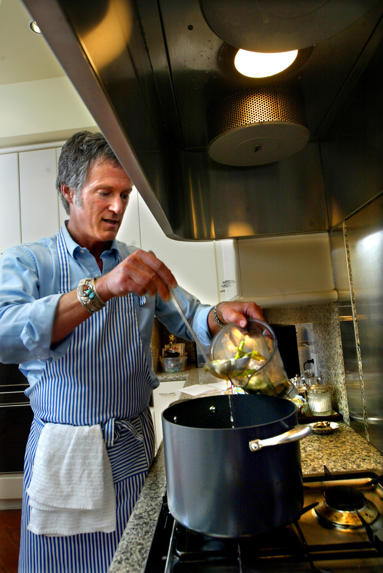 Neil Zevnik trabalhando como chef particular.