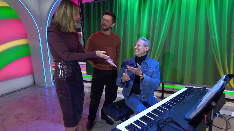 Jeff Goldblum (à direita) tocou piano para Savannah Guthrie (à esquerda) e Jonathan Bailey (ao centro).