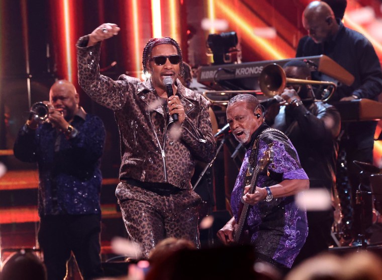 James JT Taylor e Robert Bell do Kool & the Gang se apresentam no palco durante a cerimônia de posse do Hall da Fama do Rock & Roll de 2024 em 19 de outubro de 2024 em Cleveland, Ohio.  
