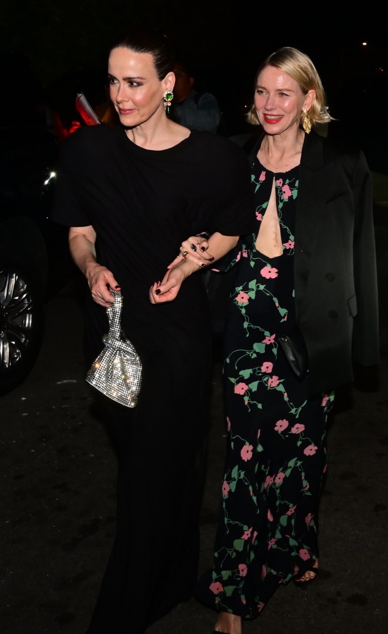 Sarah Paulson e Naomi Watts são vistas chegando à festa de 70 anos de Kris Jenner em 8 de novembro de 2025 em Beverly Hills, Califórnia. 