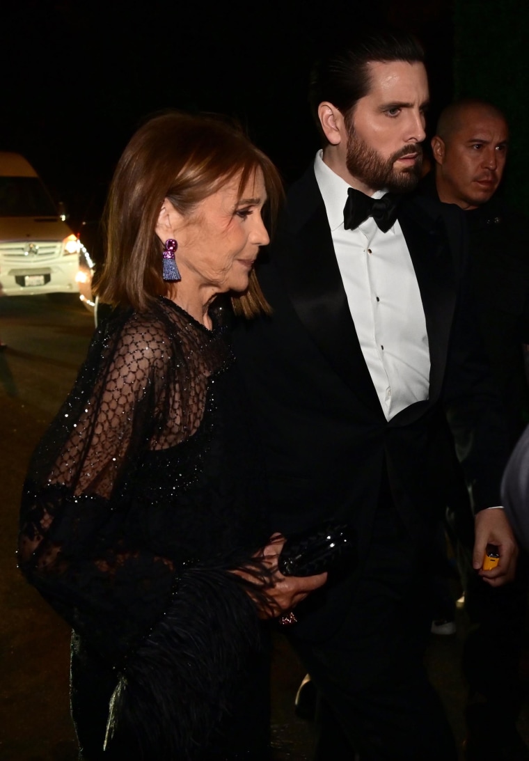 Scott Disick chega à festa de 70 anos de Kris Jenner em 8 de novembro de 2025 em Beverly Hills, Califórnia.  