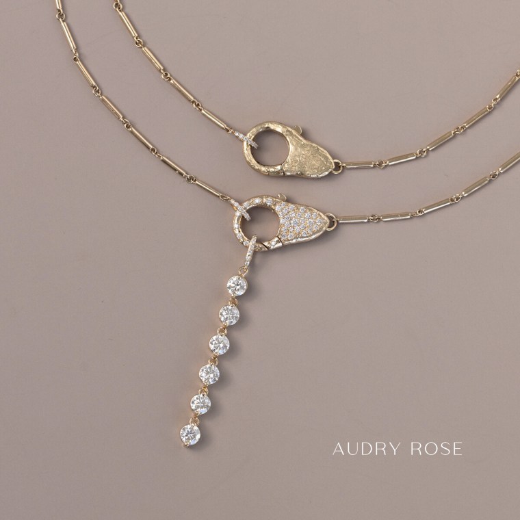Colar Pave Diamond Lock de Audry Rose em camadas rápidas e Lariat de trilha de diamante personalizável para um encontro noturno em 5 de novembro.