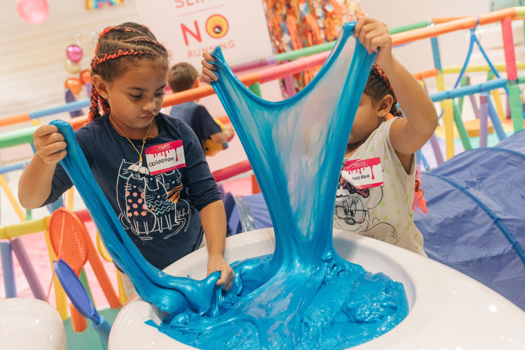 As gêmeas Olivia Hernandez e Savannah Hernandez brincam com Slime no Sloomoo Institute em Nova York em 19 de junho de 2022. 