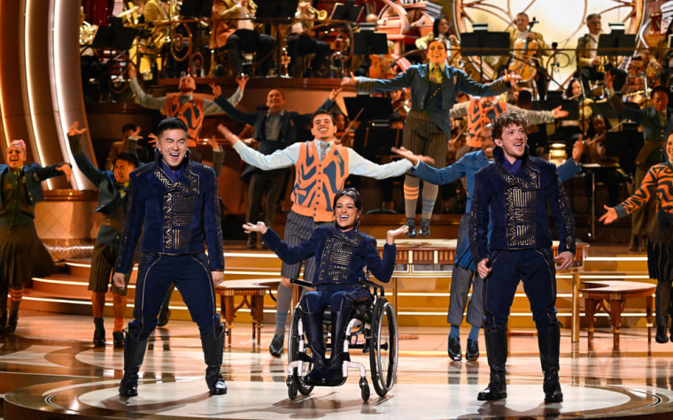 Wicked: One Wonderful Night - Temporada Bowen Yang, Marissa Bode e Ethan Slater se apresentando durante 