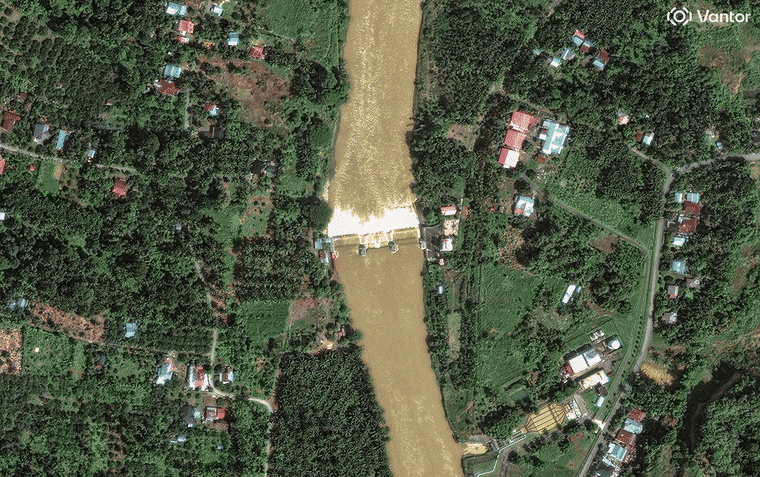 Before and after flooding of the Peusangan river and Weir Bireuen in Indonesia, December 2024 and December 2025.