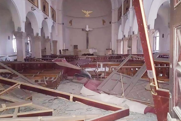 Daños causados ​​por una explosión en la iglesia católica de San Antonio de Padua en Beirut en 2020.