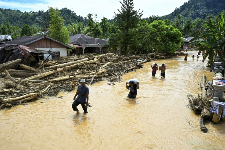 Image: TOPSHOT-INDONESIA-FLOOD