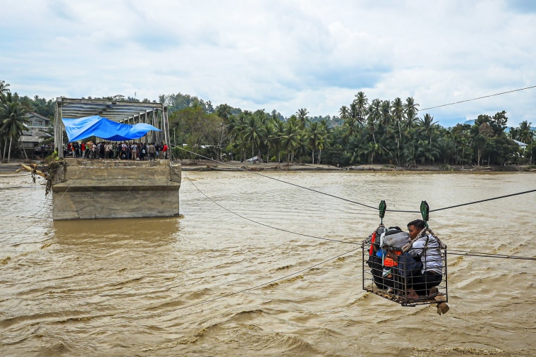 Image: TOPSHOT-INDONESIA-FLOOD