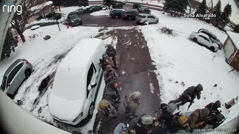 Agentes do ICE ficam do lado de fora de casa