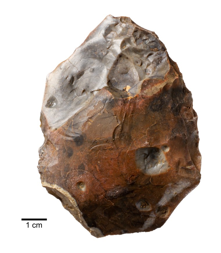 Este machado de pedra pré-histórico foi encontrado perto de uma fogueira de 400.000 anos que os pesquisadores acreditam ter sido frequentemente usada pelos Neandertais.