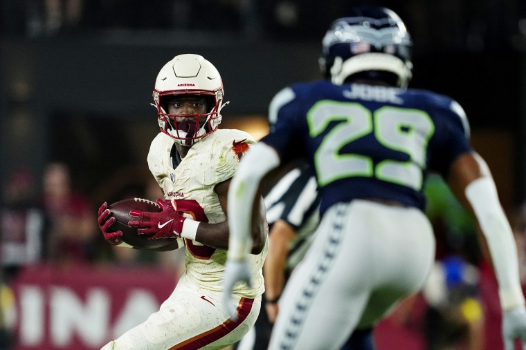 Trey Benson, do Arizona Cardinals, corre a bola durante um jogo de futebol americano da NFL contra o Seattle Seahawks no State Farm Stadium em 25 de setembro em Glendale, Arizona.