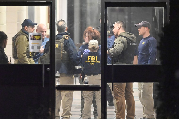 Membros da Equipe de Resposta a Evidências do FBI trabalham na cena de um tiroteio em massa na Brown University em Providence, RI, no sábado, 13 de dezembro de 2025.