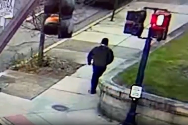 Vídeo de uma pessoa interessada no tiroteio na Brown University.