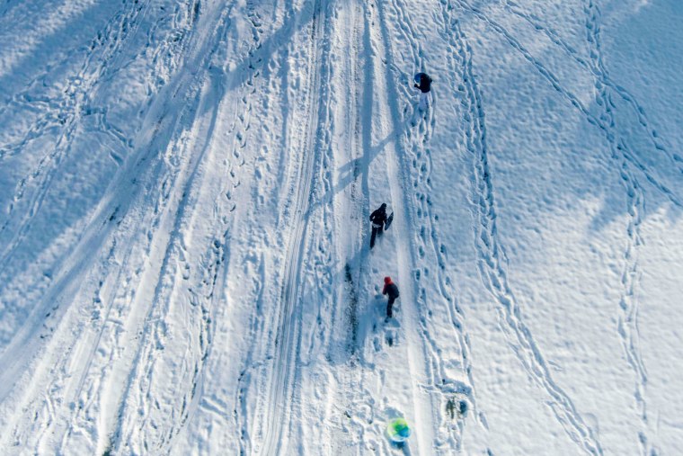 Orang-orang bermain di salju.