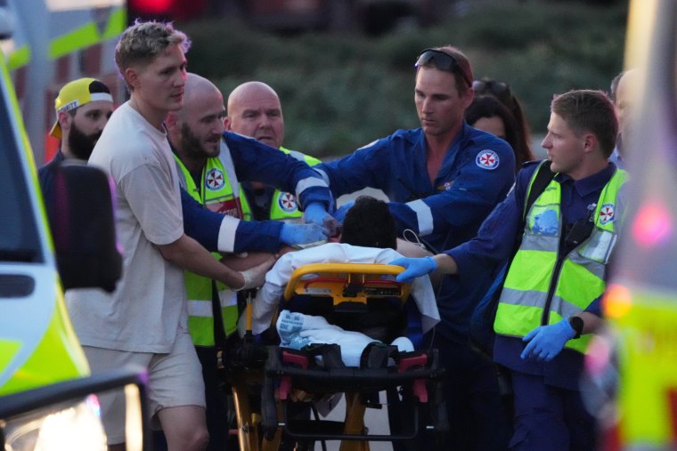 Polisi Australia mengatakan dua orang ditahan menyusul laporan adanya beberapa tembakan pada 14 Desember di Pantai Bondi yang terkenal di Sydney, sehingga mendesak masyarakat untuk berlindung. (Foto oleh DAVID GREY / AFP melalui Getty Images)
