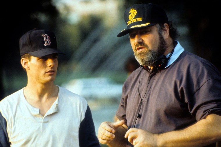 Tom Cruise ouve o diretor Rob Reiner entre as cenas 