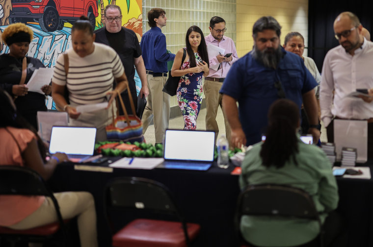 Uma grande feira de empregos é realizada no sul da Flórida