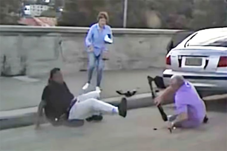 Um casal briga com um atirador de Bondi Beach durante o ataque de domingo.