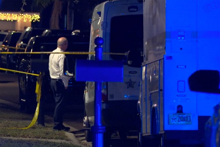 Agentes trabajan en una escena del crimen en Tampa, Florida. 