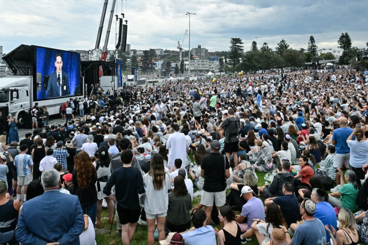 Os enlutados compareceram a um memorial pelas vítimas do tiroteio em Bondi Beach, em Sydney, no domingo.