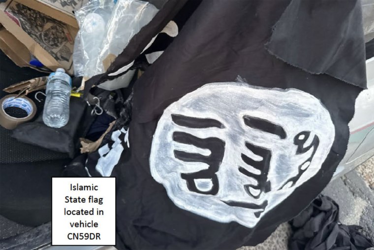 A polícia apreendeu duas bandeiras caseiras e pintadas do EI.