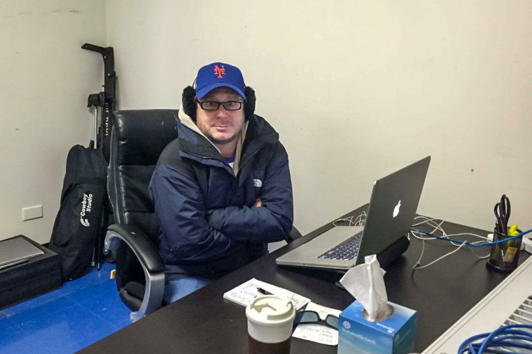 Jeff Nimoy em seus primeiros dias, quando o único espaço de escritório era o cofre de filmes, que estava congelado.