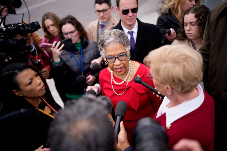 கென்னடி சென்டரின் பெயரை மாற்றியமைக்கப்பட்டுள்ள டிரம்ப் நிர்வாகம் மீது ஹவுஸ் டெமாக்ராட் கட்சியினர் வழக்கு தொடர்ந்தனர்