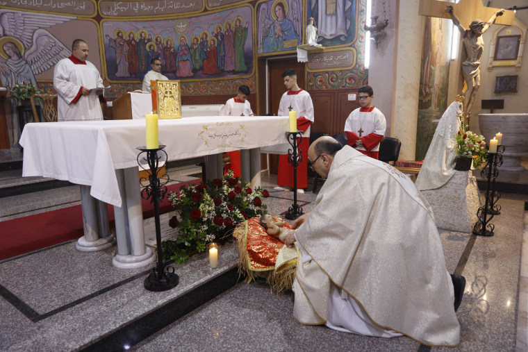 Padre Gabriel Romanelli, pároco da Igreja Católica Romana da Sagrada Família, celebra o Natal com fiéis deslocados na cidade de Gaza.